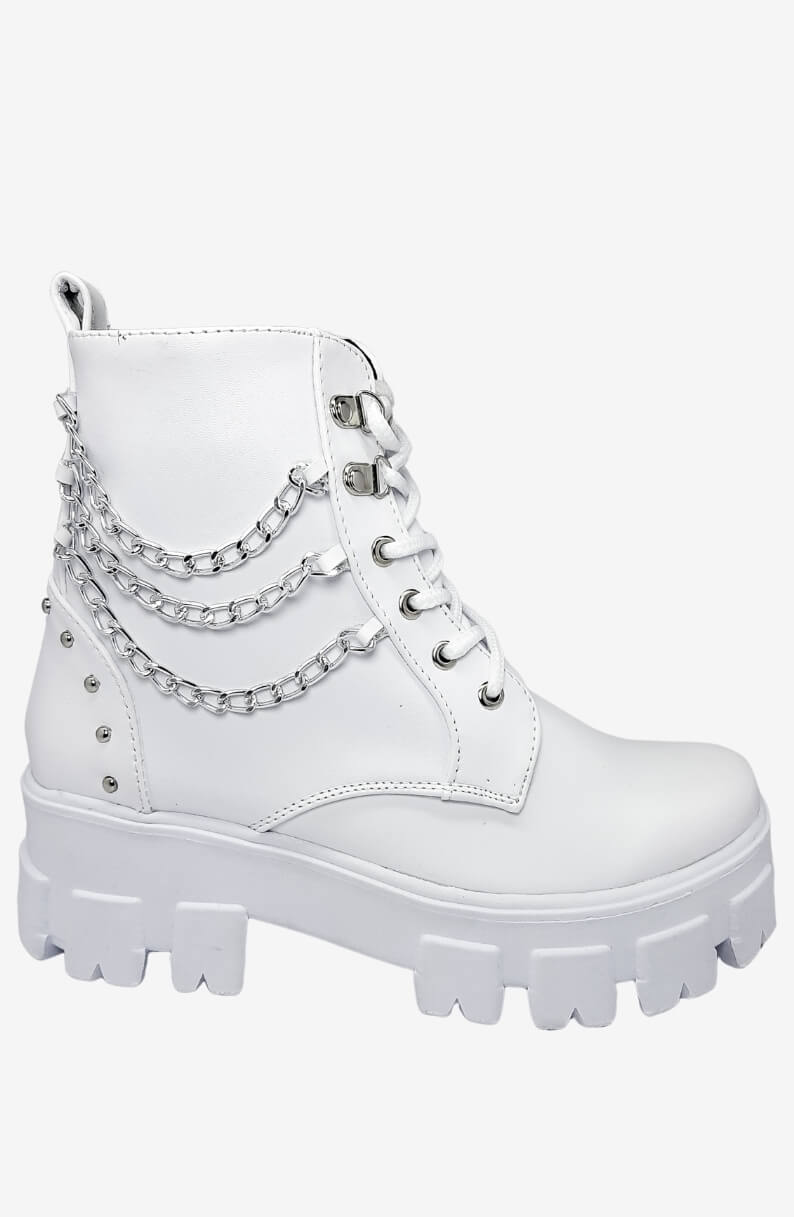 Botas Tachuelas Victoria Blancos con taches, cadenas decorativas, cordones y plataforma