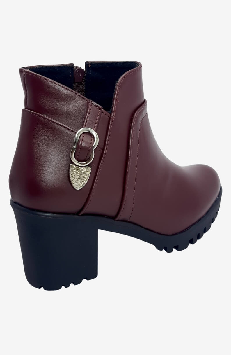 Botas Tacon Aura Vinotinto con tacon medio y grueso , hebillas decorativas y plantillas confort