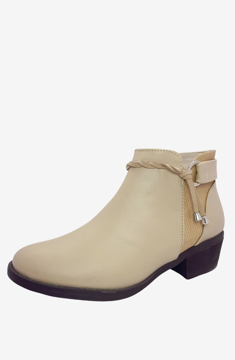 Botines Caña Baja Gaby Beige con hebillas decorativas, tacon bajo y cremallera