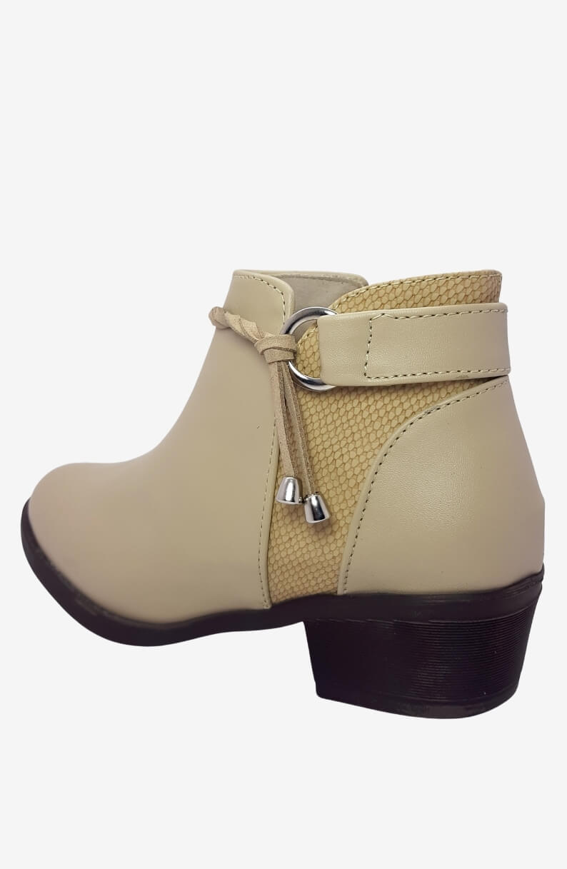 Botines Caña Baja Gaby Beige combinando dos diferentes materiales sinteticos con hebillas decorativas y tacon bajo