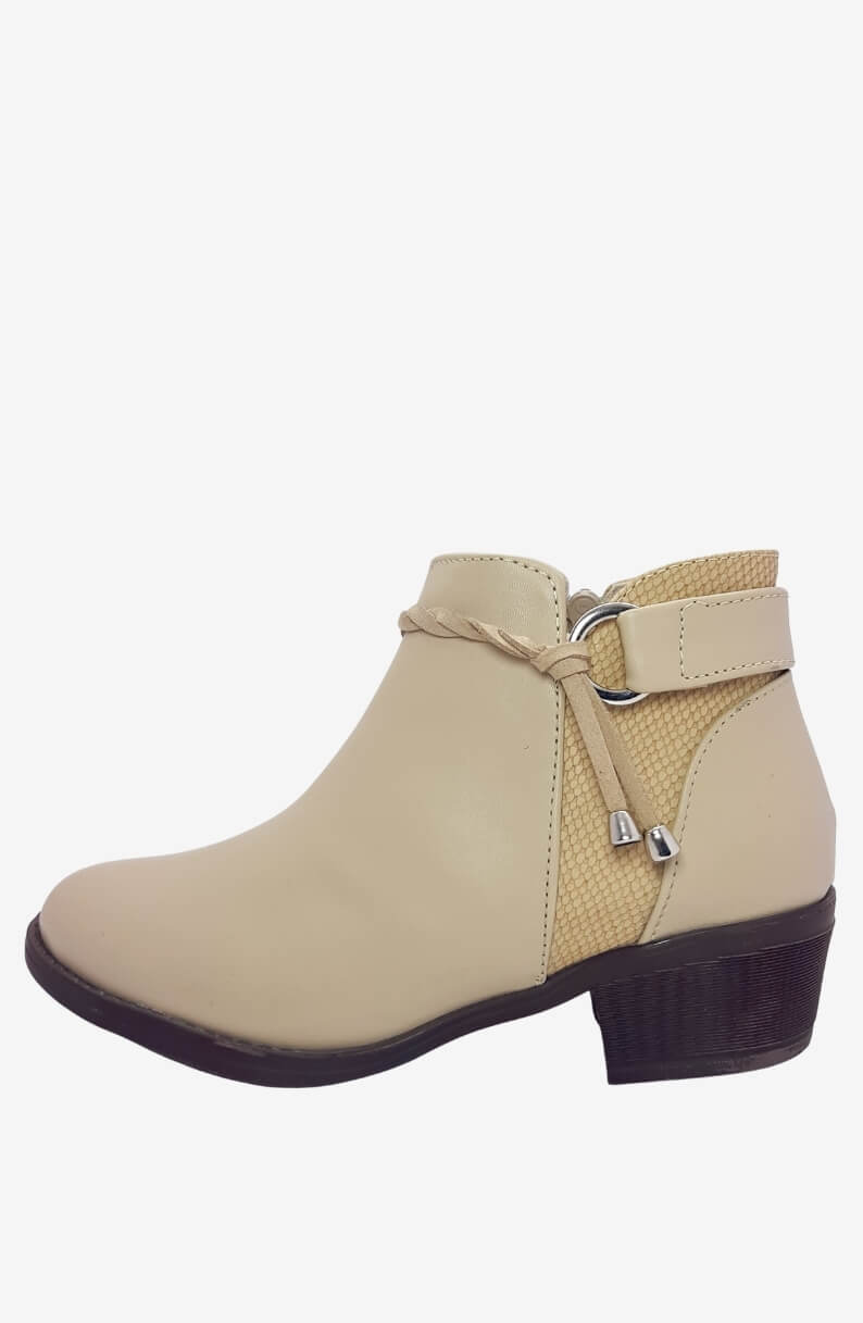 Botines Caña Baja Gaby Beige desde la cara externa con tacon bajo y hebillas con correas decorativas