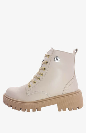 Botines De Moda Dane Beige en sintetico base cuero con el broche distintivo de Alba y cordones