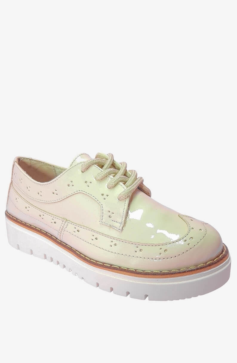 Mocasines Para Mujer Punta De Aguila Beige en charol, con cordones, suela plana y plantillas acolchadas